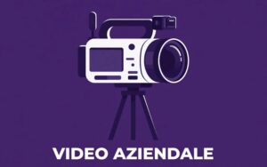 Videocamera professionale su treppiede su sfondo viola: la produzione di un video aziendale professionale